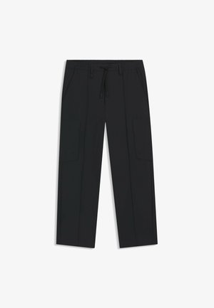 Pantaloni cargo neri in nylon. Presentano una cintura elasticizzata con cordino, tasche laterali e un design frontale piatto.