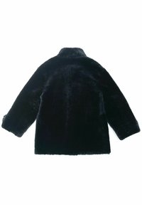 Schwarzer Kunstfellmantel mit einem Kragen, der eine kastige Form und lange Ärmel aufweist, wodurch ein weicher und strukturierter Look entsteht.