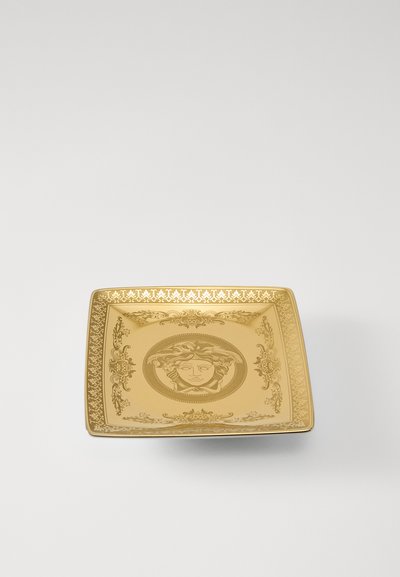 Τετράγωνη χρυσή πλάκα με ανάγλυφο σχέδιο της Μέδουσας στο κέντρο, περιτριγυρισμένη από περίτεχνη διακόσμηση και διακοσμητικό πλαίσιο.
