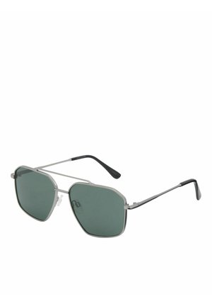Elegantes gafas de sol con montura metálica plateada, lentes rectangulares verde oscuro y patillas con punta negra.