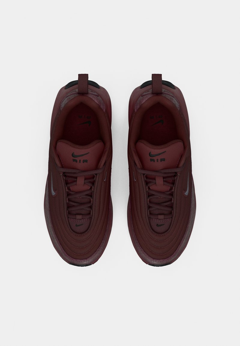 Zapatillas Nike Air burdeos con un upper texturizado, presentando una puntera redondeada, detalles en negro y el logo en la lengüeta.