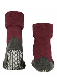 Burgundowe, puszyste kapcie z szarym filcowym spodem, teksturowane gumowe podeszwy dla lepszego chwytu oraz puszyste mankiety za kostkami dla dodatkowego ciepła i komfortu.