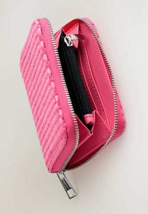 Kootud roosa rahakott, lahti avatud musta sisemusega ja eraldi lukuga tasku coinside või väikeste esemete jaoks.