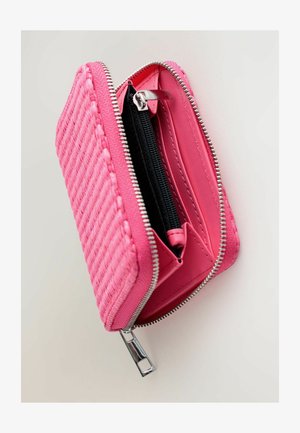 Kootud roosa rahakott, lahti avatud musta sisemusega ja eraldi lukuga tasku coinside või väikeste esemete jaoks.