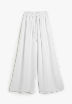 Weiße, weit geschnittene Hosen mit elastischem Bund und Kordelzug. Aus weichem Stoff gefertigt, mit glatter Textur und ohne sichtbare Muster.