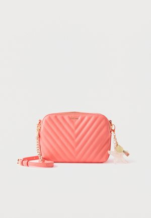 Sac bandoulière matelassé rose corail avec bandoulière chaîne dorée, logo ALDO et breloques pendantes en forme d'étoile de mer et de coquillage sur fond blanc.