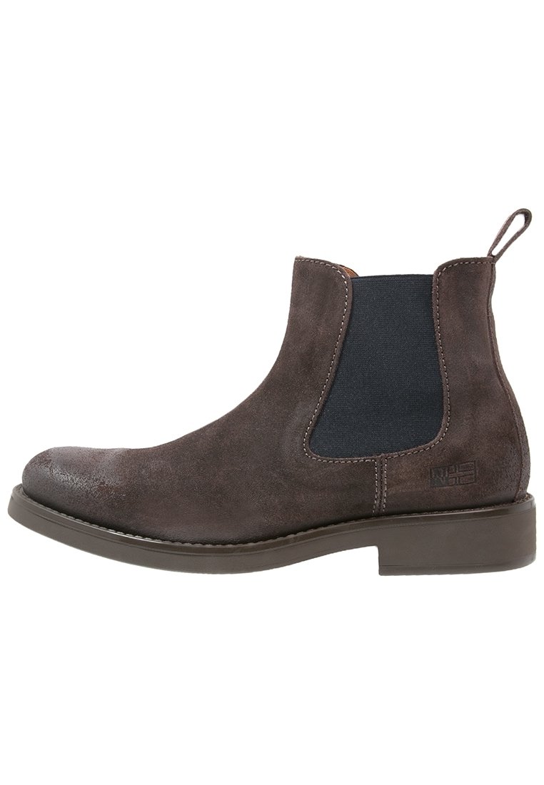 Bruine suède Chelsea-boot met elastische zijkanten, ronde neus en een lage gestapelde hak. Voorzien van stikseldetails en een trekband.