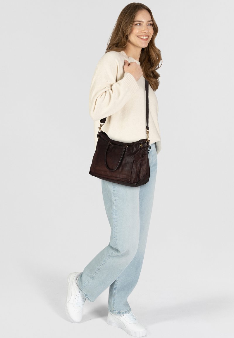 Borsa a spalla in pelle marrone con un design strutturato, doppi manici superiori, tracolla regolabile e dettagli in hardware dorato.