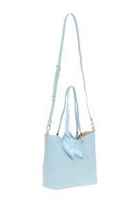 Tote bag in eco-pelle azzurro chiaro con doppi manici; presenta una maniglia intrecciata e un dettaglio coordinato con una sciarpa. Accento con logo dorato sulla parte anteriore.