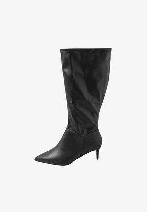 Czarne kozaki na obcasie sięgające do kolan, wykonane z gładkiego tworzywa sztucznego, z ostrym noskiem i dopasowaną cholewką o bezszwowym wykończeniu.