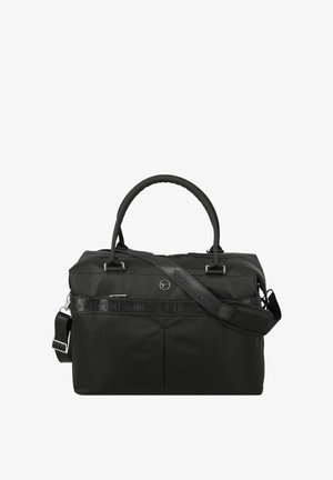 Schwarze rechteckige Reisetasche mit zwei Griffen, verstellbarem Schultergurt, vorderer Reißverschlusstasche und dezentem Markenlogo vorn in der Mitte.