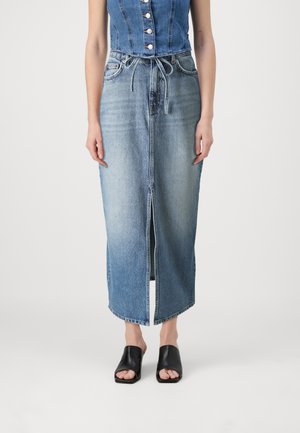 ONLGIANNA BELTED SKIRT - Farmerszoknya - medium blue denim