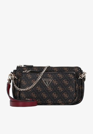 Borsa a tracolla sintetica nera con motivo a logo marrone, catena argentata e tracolla bordeaux. Caratterizzata da scomparti con cerniera e placchetta con logo.