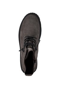 Stivale alla caviglia in suede grigio con lacci neri, punta rotonda e dettagli testurizzati sulla tomaia. Suola in gomma con un motivo di scoloritura minimal.