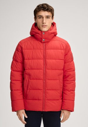 Rote gepolsterte Jacke mit hohem Kragen und Kapuze, die horizontale gestepfte Abschnitte und Druckknöpfe aufweist. Das Material wirkt leicht und wasserabweisend.