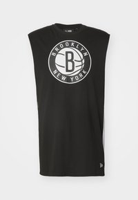 Camiseta de tirantes negra con un gran logo blanco de Brooklyn-Nueva York y un diseño de baloncesto; hecha de una tela suave y con un corte relajado.