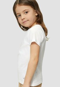 Witte katoenen T-shirt met korte mouwen, ronde halslijn en een lichte zijscheefheid. Heeft een klein logo aan de zoom.