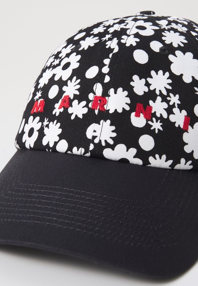 Gorra negra con un patrón floral blanco y letras rojas bordadas que dicen "MARNI." Hecha de algodón con un visera estructurada.