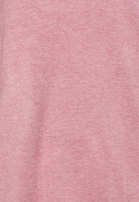 Jasnoróżowa tkanina o delikatnej fakturze, charakteryzująca się gładkim, lekko elastycznym splotem. Nie widoczne są żadne wzory ani ozdoby.