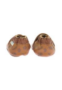 Chaussures en cuir marron avec une surface texturée, présentant un motif de feuilles en marron plus foncé. Design doux et froncé au niveau de la cheville pour plus de confort.