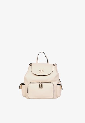 Zaino in pelle color crema con tasca anteriore con cerniera, tasche laterali, patta superiore con logo metallico e manico per il trasporto.