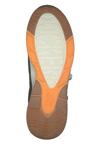 Semelle de chaussure de sport composée d'un mélange de caoutchouc brun, orange et crème avec des motifs en zigzag et des grips texturés pour une meilleure adhérence.