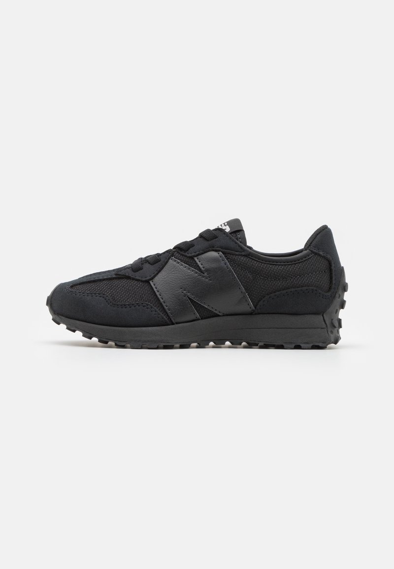 Baskets de sport noires avec semelle texturée, fermeture à lacets à l'avant, dessus en mesh et cuir, et grand logo latéral.