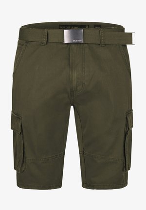 Pantalones cortos cargo verde oliva con bolsillos laterales con solapa, costuras delanteras y traseras, y un cinturón de tela a juego con hebilla plateada.
