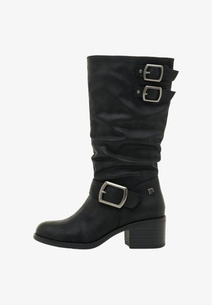 Stivale nero a metà polpaccio con tre fibbie argento, gambale morbido, punta arrotondata, tacco a blocco e suola strutturata su sfondo bianco.