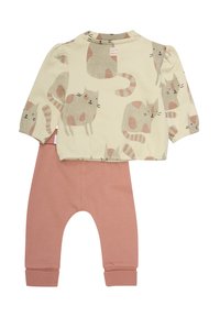 Katoenen outfit met een crèmekleurige top met een kattenprint in roze en grijs, en bijpassende roze leggings met omgeslagen pijpen.