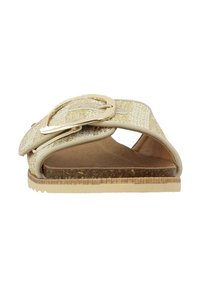 Sandales à glissière dorées avec une sangle texturée et une grande boucle, un pied en liège marron et une semelle en caoutchouc avec un motif strié.