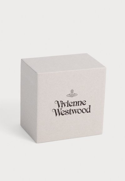 Τετράγωνο μπεζ κουτί με το λογότυπο Vivienne Westwood και το σύμβολο του σφαίρα τυπωμένα μαύρα στην εμπρόσθια πλευρά.