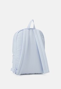 Nike Sportswear CLASSIC UNISEX - Mochila - football grey/university blue/bright crimson