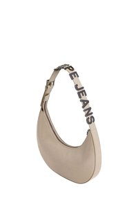 Bežna polumjesečasta torbica s patentnim zatvaračem i podesivim remenom, s uzdignutim crnim slovima koja ispisuju "PE JEANS."