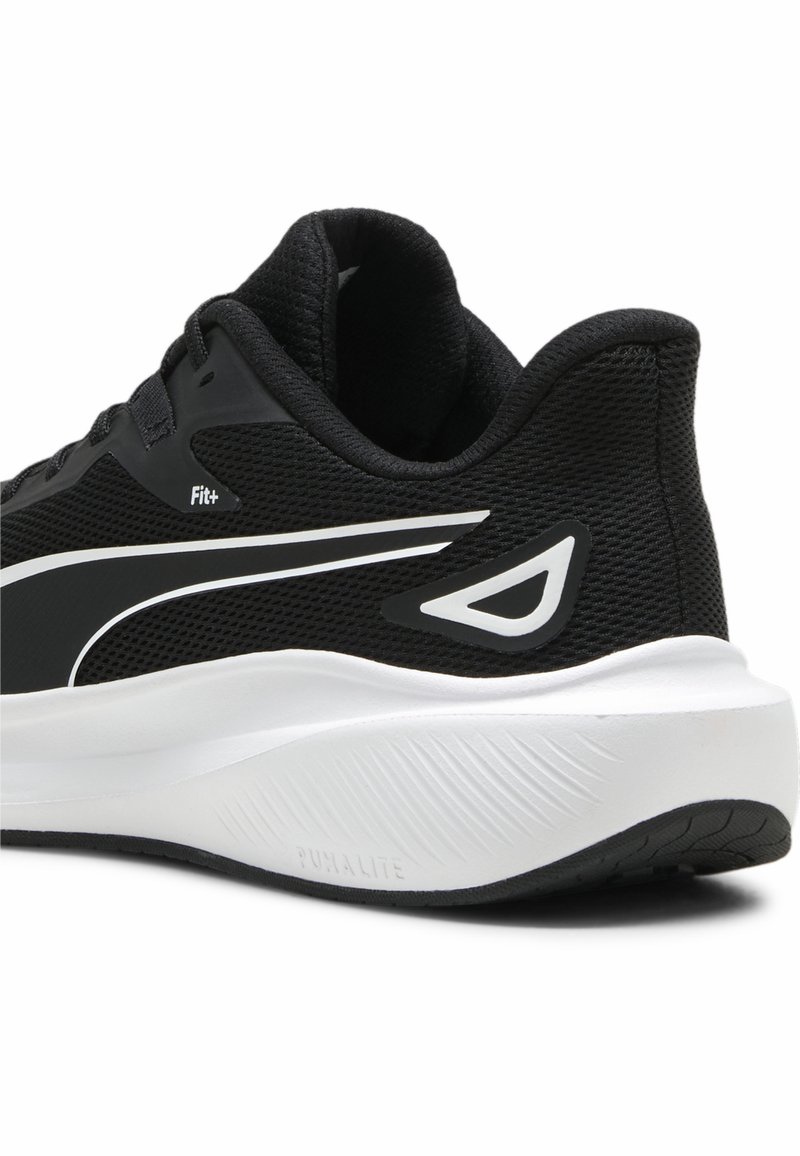 Zapatilla deportiva negra con parte superior de malla texturizada, línea de acento blanca y una entresuela blanca acolchada con detalles acanalados.