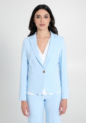 Hellblau geschnittene Blazerjacke mit Reverskragen, einreihigem Knopfverschluss und zwei vorderen Taschen. Glattes, leicht glänzendes Material.