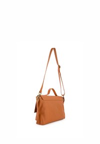 Sac à main en cuir couleur orange brûlé, doté d'une anse supérieure et d'une bandoulière réglable. Texture lisse avec un design plat et structuré.