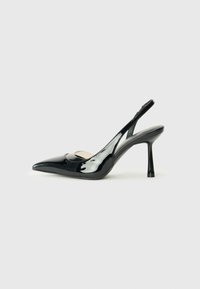 Tacco slingback in vernice nera con punta affilata e accentuazione a taglio. Presenta un tacco sottile e una texture liscia.