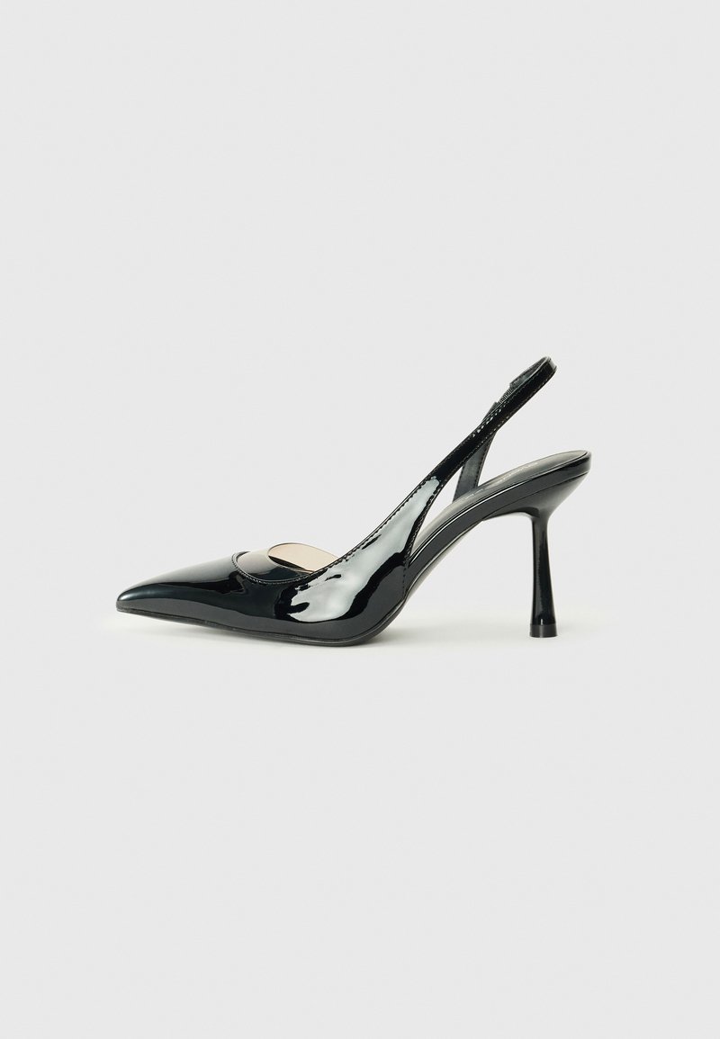 Tacco slingback in vernice nera con punta affilata e accentuazione a taglio. Presenta un tacco sottile e una texture liscia.