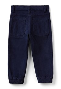 Navy modré kordové kalhoty s elastickými manžetami, dvěma zadními kapsami a strukturovaným povrchem. Pas má prošívaný design pro zvýšení detailu.