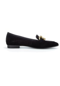 Mocassin plat en daim noir avec un petit talon et un détail chaîne dorée sur le dessus, vu de côté sur fond blanc.