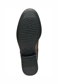 Suela de goma negra con patrones texturizados; presenta agujeros de drenaje para transpirabilidad. Parte superior de cuero marrón con un diseño elegante. Marca Geox visible.