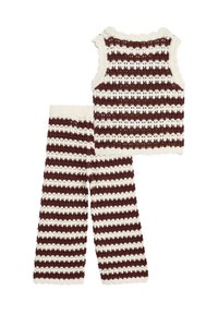 Stickad tvådelad outfit bestående av en ärmlös topp och vida byxor. Färgpalett inkluderar bruna och krämfärgade ränder med scallopade kanter.