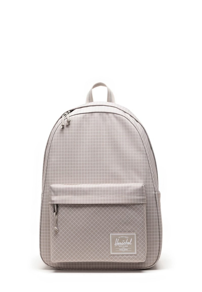 Sac à dos gris clair avec un motif de grille texturé, un dessus courbé, une poche à fermeture éclair à l'avant et une étiquette logo en tissu sur le panneau avant inférieur.