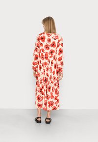 Monki Vestido de dia - poppy