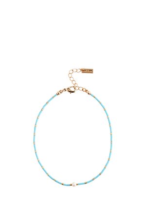 Zarter Armband mit kleinen blauen und goldenen Perlen und einer einzelnen weißen Perle, mit einem goldenen Kettenverschluss und verstellbaren Gliedern.