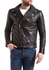 Chaqueta de cuero negro de motorista con cuello a la vista, cierre de cremallera asimétrico y herrajes plateados. Presenta bolsillos con cremallera y un corte ajustado.