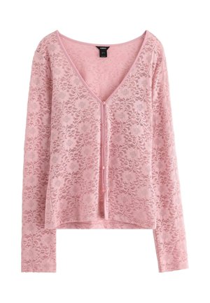 Rosa spetskofta med V-ringning, långa ärmar och knäppning fram. Blommönster över hela tyget, mjuk textur.