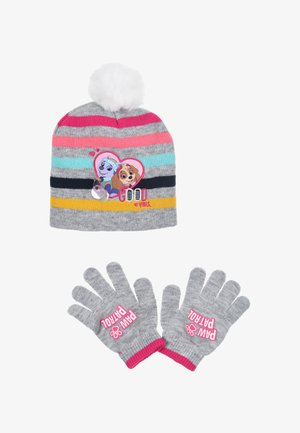 Gorro de punto a rayas con un pompón blanco, que presenta un gráfico de corazón y el texto "GOOD". Acompañado de guantes grises con el texto "PAW PATROL" en rosa.