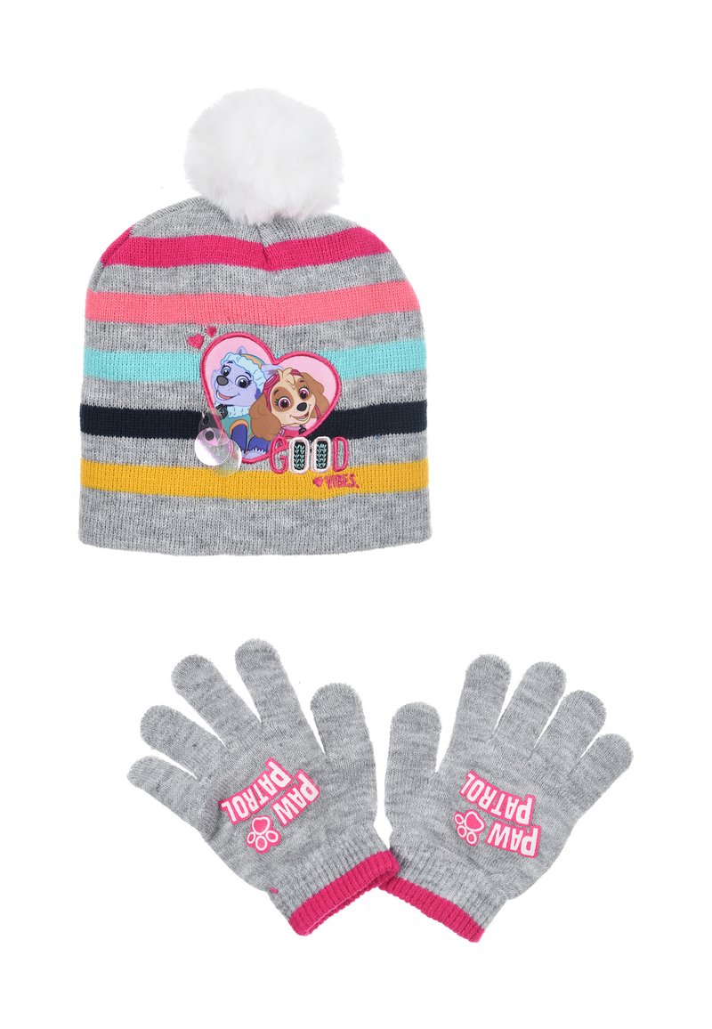 Gorro de punto a rayas con un pompón blanco, que presenta un gráfico de corazón y el texto "GOOD". Acompañado de guantes grises con el texto "PAW PATROL" en rosa.